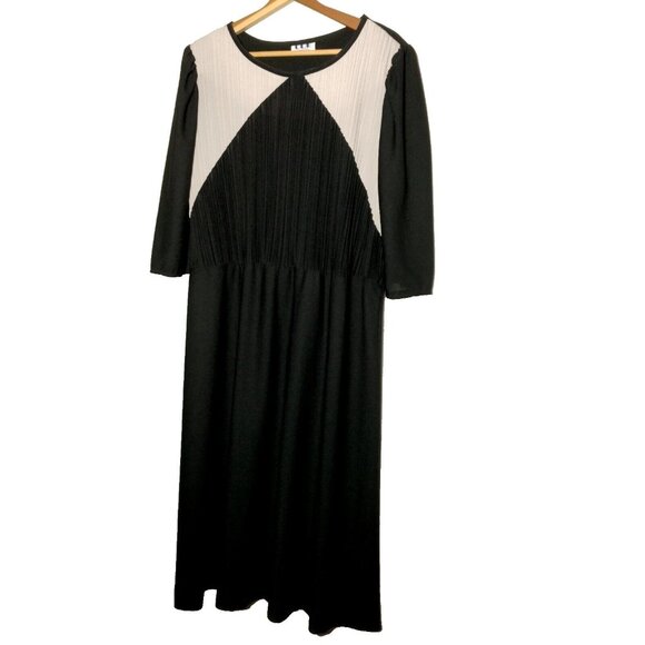 Cue Fashions Dress Size 18 1/2 Black White Pleated Stetch Polyester Grannycore - Picture 1 of 10